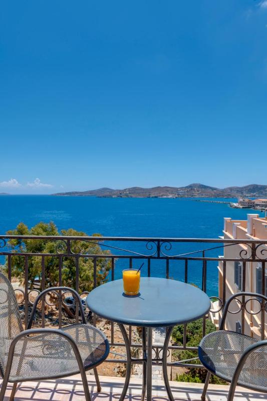 Deluxe Double or Twin Room with Sea View image 4