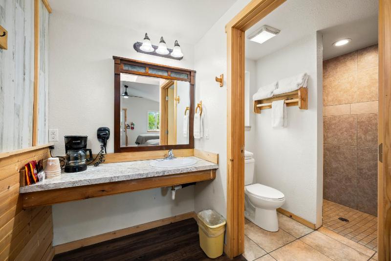 Standard Double Room image 3