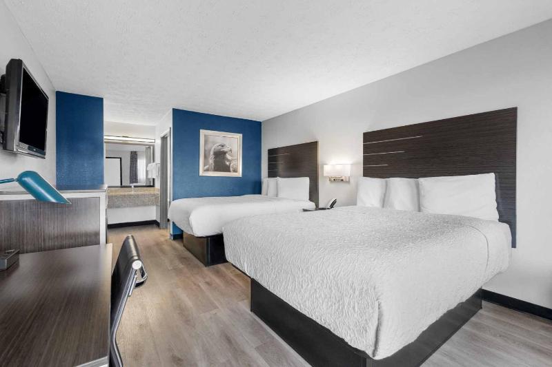 Queen Room with Two Queen Beds - Second Floor/Non-Smoking image 4