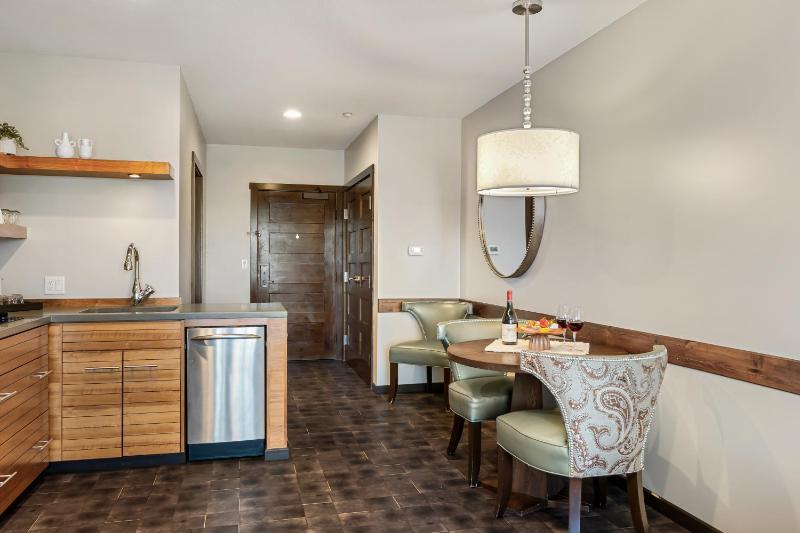 Oxford Hotel Bend - image 25