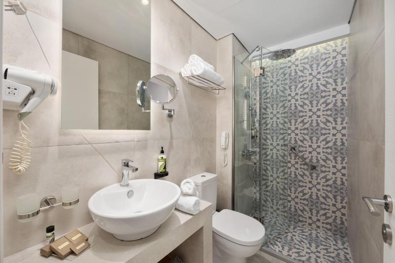 Standard Double or Twin Room with Garden View image 4