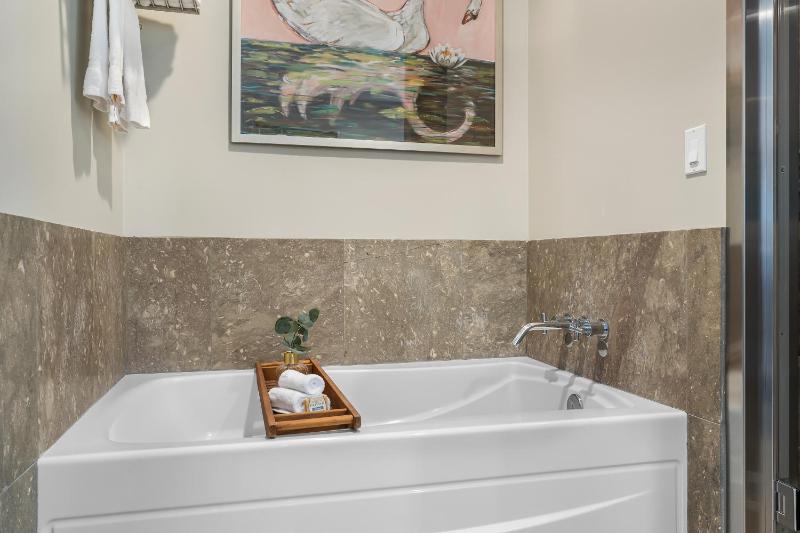Oxford Hotel Bend - image 28