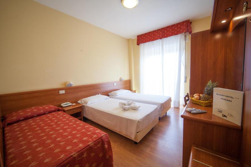 Triple Room with Balcony image 4