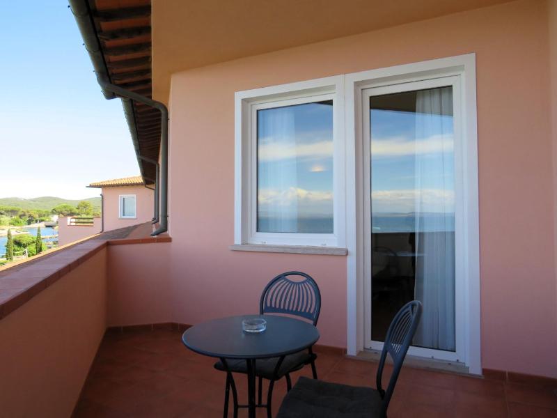 Queen Room with Balcony image 4