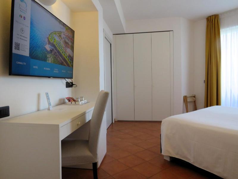 Queen Room with Balcony image 2