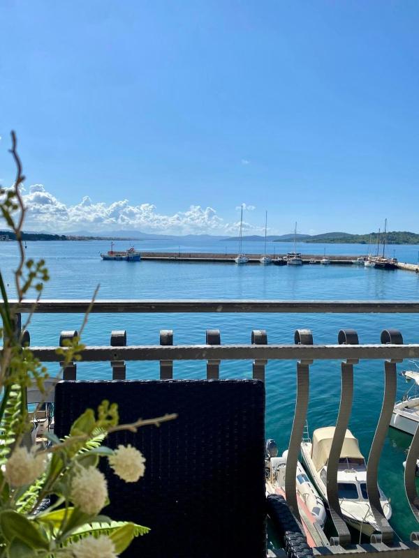 Three-Bedroom Apartment with Terrace and Sea View (5 Adults) image 1