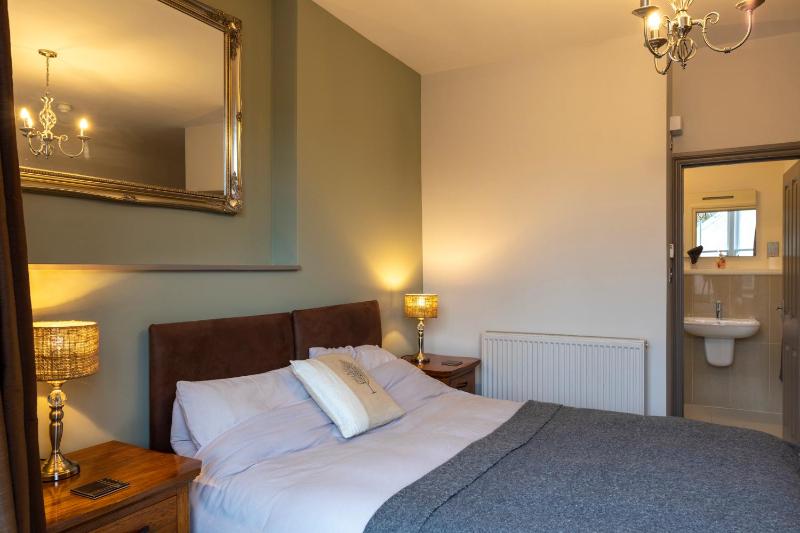 Deluxe Double or Twin Room image 1