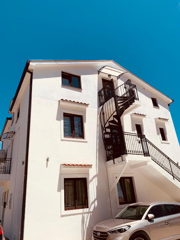 One-Bedroom Apartment with Balcony and Sea View image 1