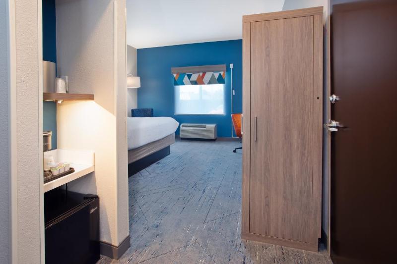 King Room with Hearing Accessible Roll In Shower - Non-Smoking image 3