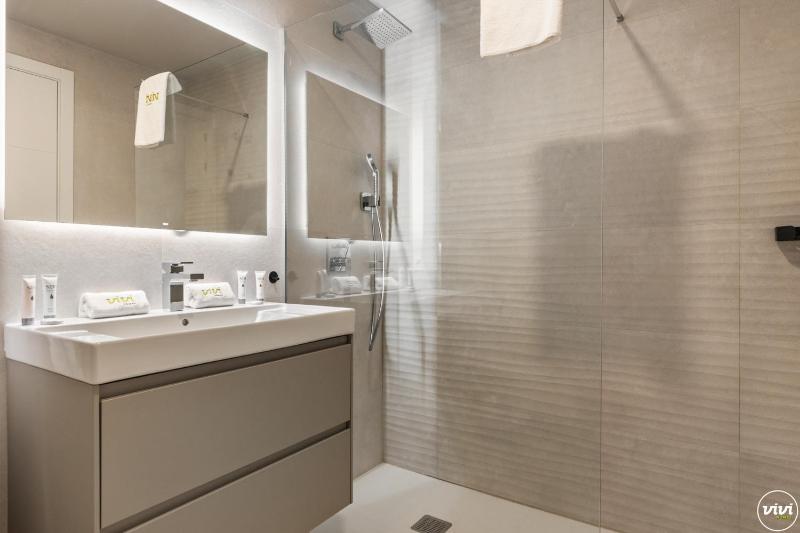 ViVi Homes - Cosy Beach Pool Gym & Beach - image 15