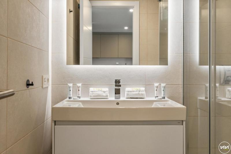 ViVi Homes - Cosy Beach Pool Gym & Beach - image 16