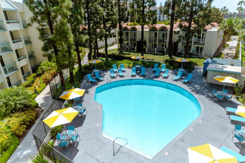 1 King Bed, Deluxe Room, Pool View, Building 2, Non-Smoking image 3
