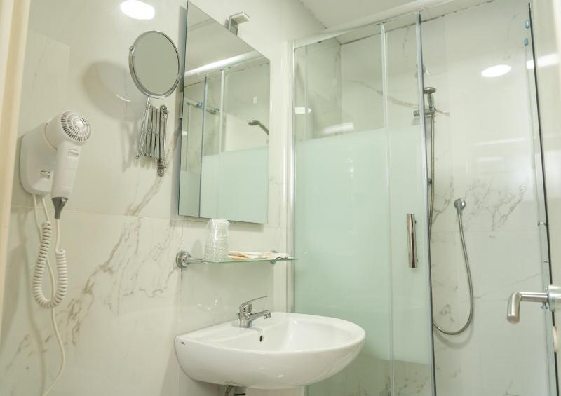 Classic Triple Room image 3