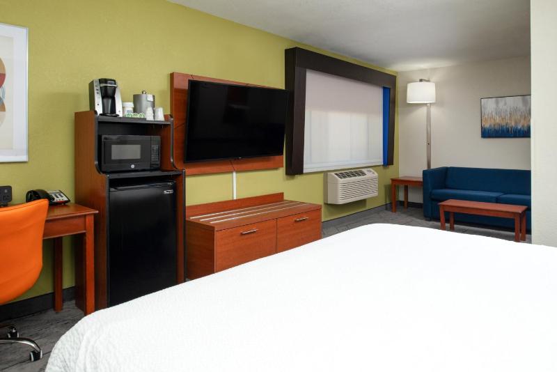 Standard King Room with Sofa Bed - Non-Smoking image 2