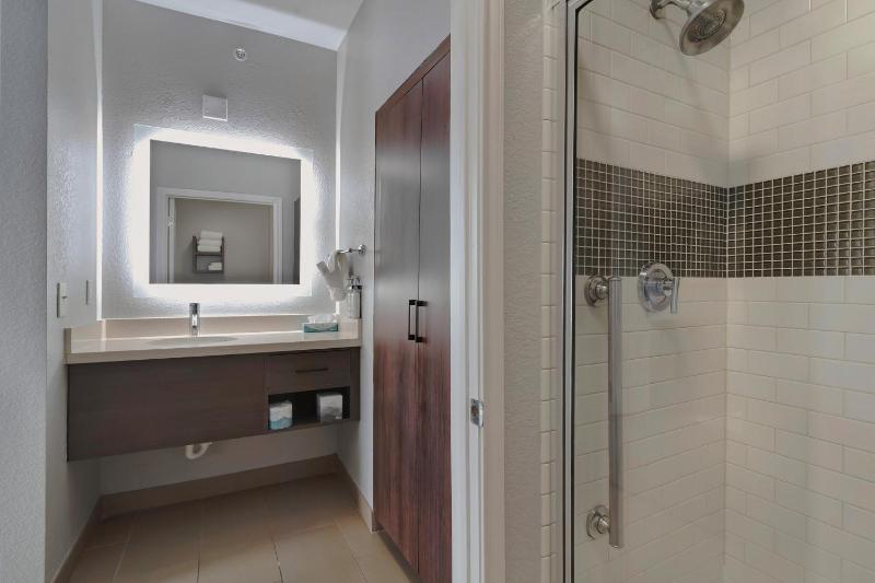 One-Bedroom King Suite with Sofa Bed image 3