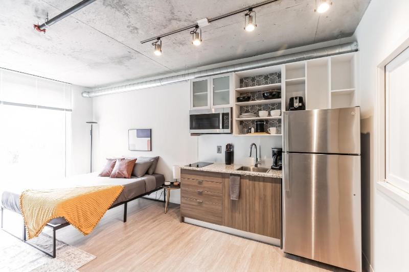 Studio apartment with prime location - image 8