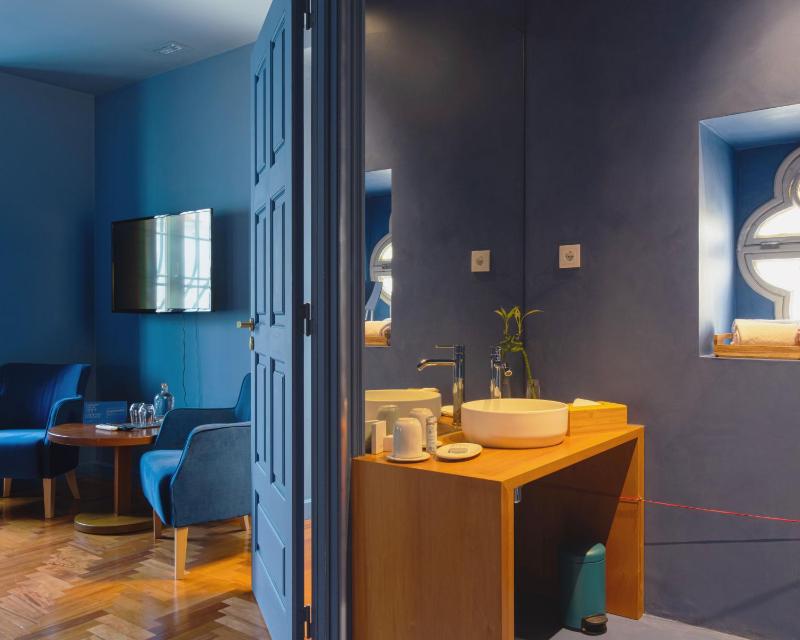 Deluxe Double Room with City View image 4