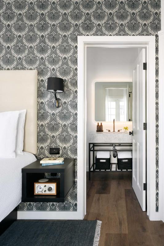 Standard King Room image 2