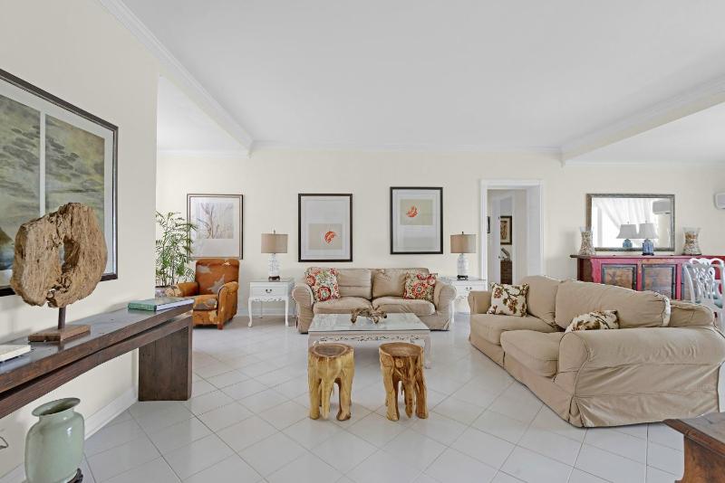 Wave Song - Stunning apartment on beach with pool - image 1
