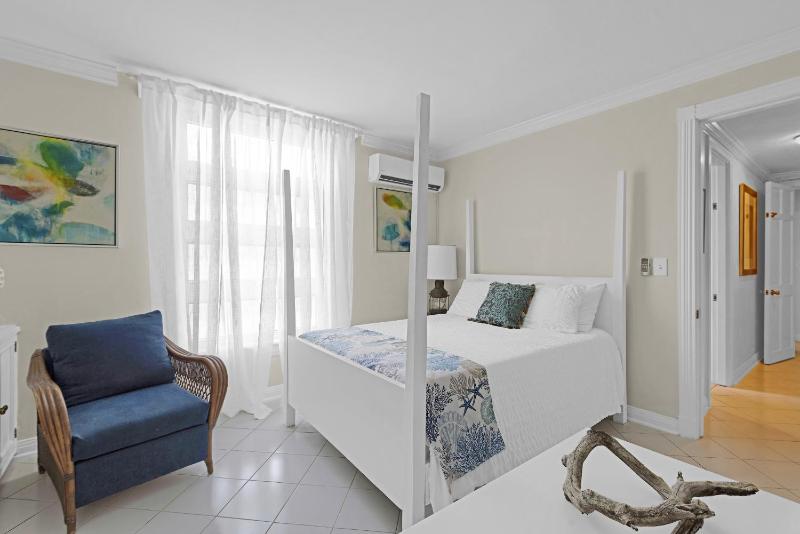 Wave Song - Stunning apartment on beach with pool - image 6