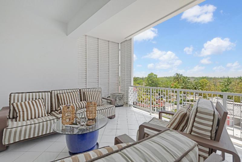 Wave Song - Stunning apartment on beach with pool - image 10