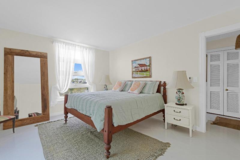 Wave Song - Stunning apartment on beach with pool - image 13