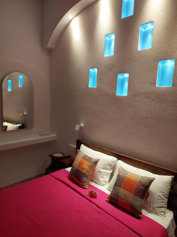 Deluxe Double Room with Balcony image 4
