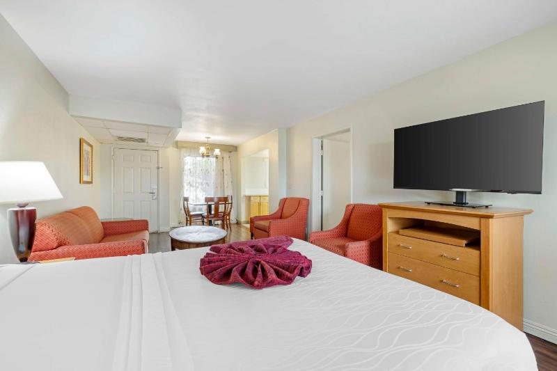 Suite - Non-Smoking image 3