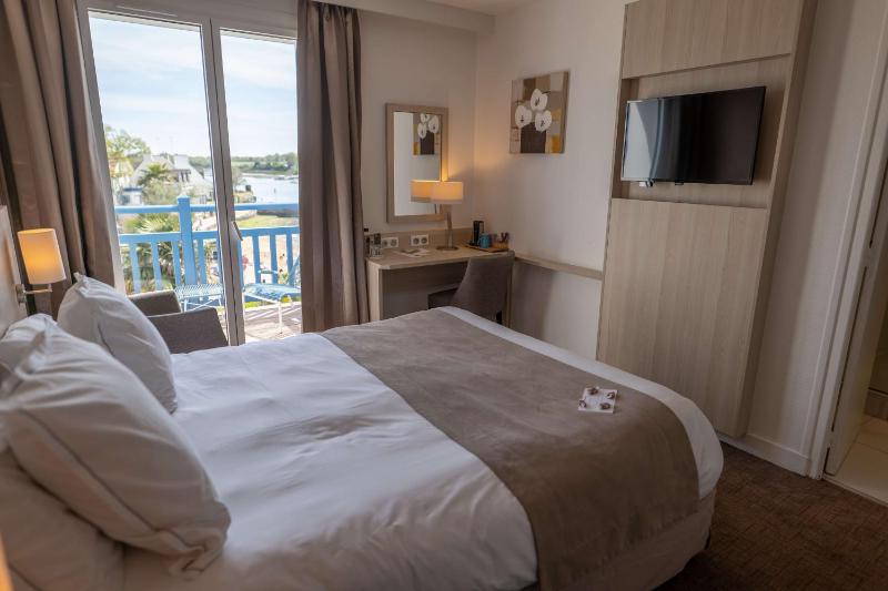 Superior Queen Room with Balcony abd Sea View image 1