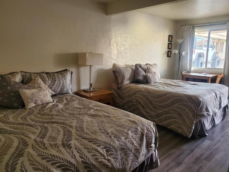 Queen Room with Two Queen Beds image 2