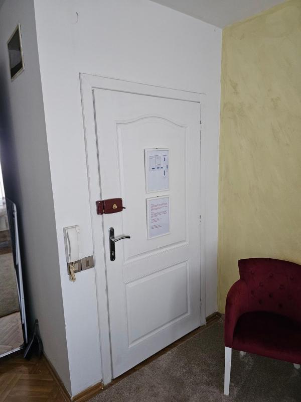 Modern apartment - quiet street - image 10