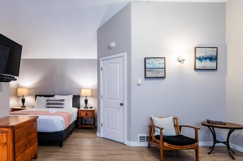 Queen Room with Spa image 4