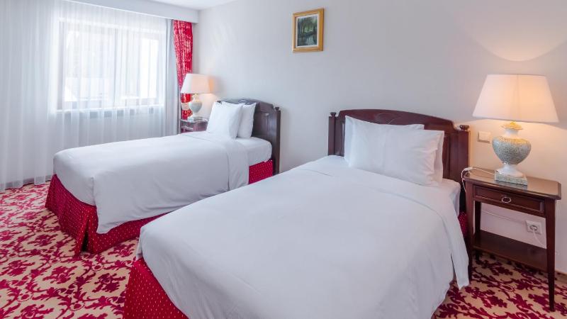 Royal Family Suite image 3