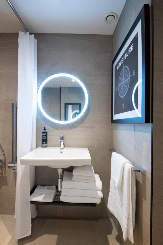 Standard Double Room with Sofa Bed - Disability Access image 4