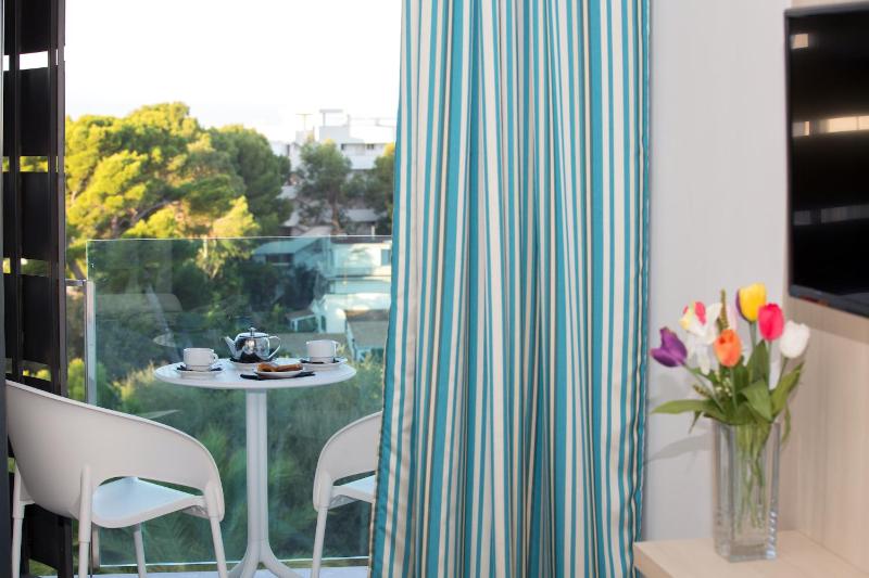 Rooftop Junior Suite with Jacuzzi image 3