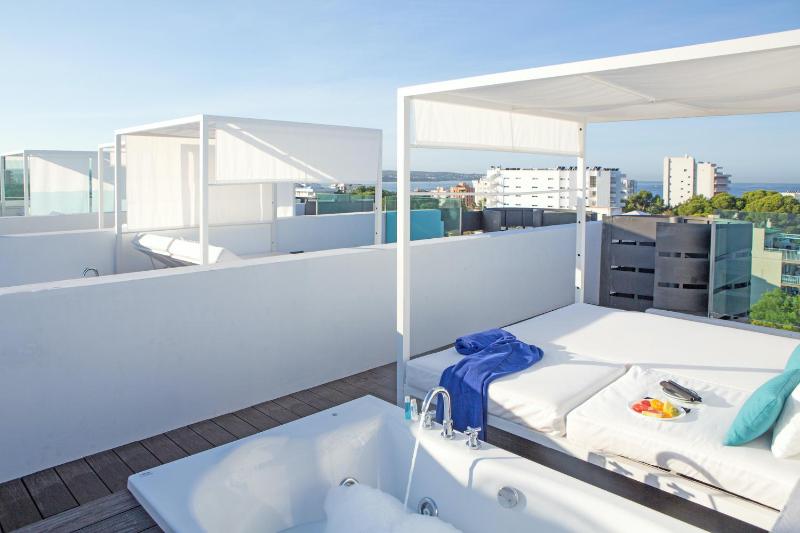 Rooftop Junior Suite with Jacuzzi image 4