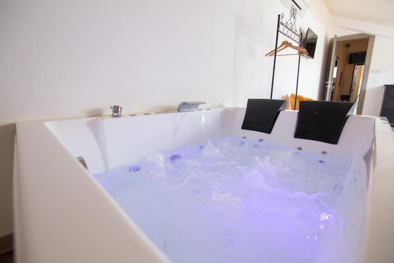 Suite with Hot Tub image 2