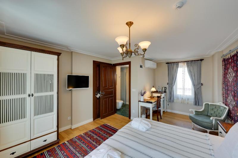 Deluxe Double or Twin Room with City View image 3