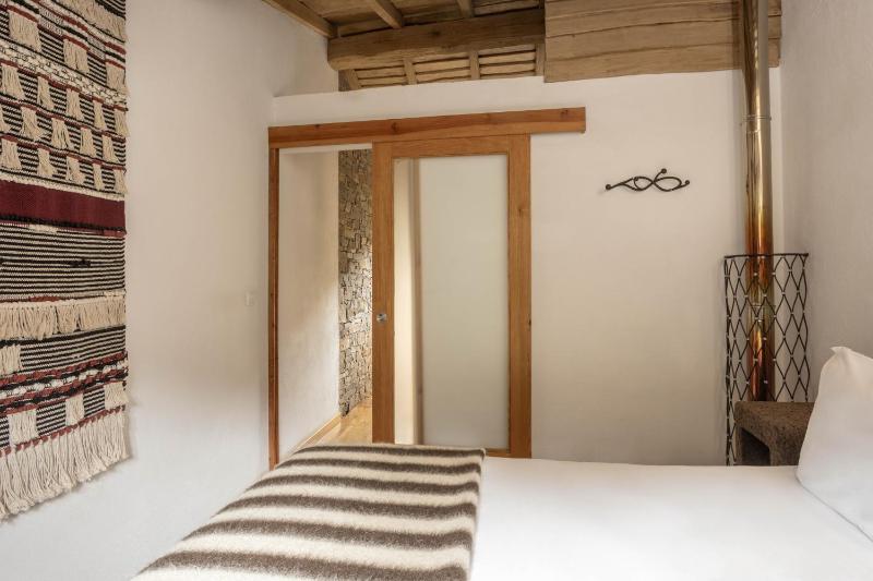One-bedroom House - Window image 3