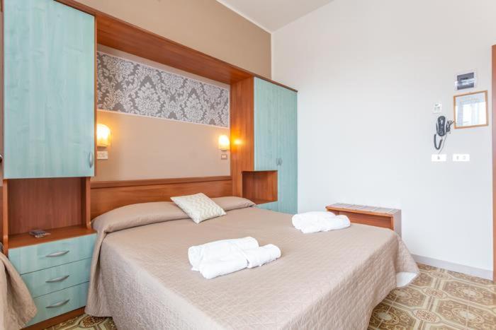Double or Twin Room with Side Sea View image 3