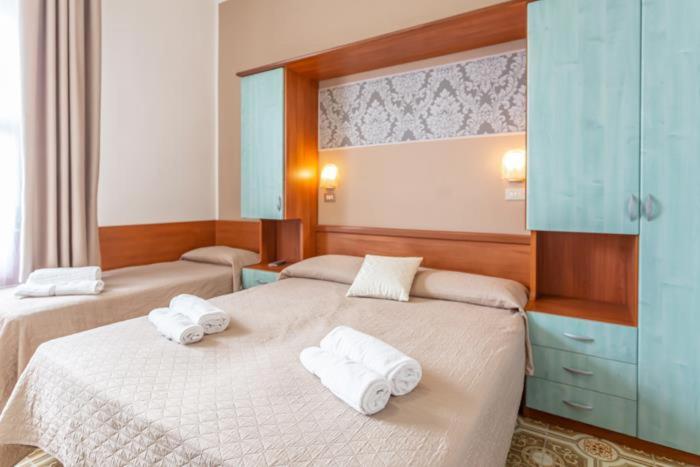 Double or Twin Room with Side Sea View image 4