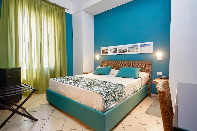 Junior Double Room image 1