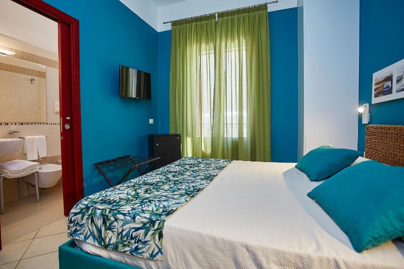 Junior Double Room image 3