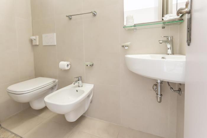 Double Room with Sea View image 2