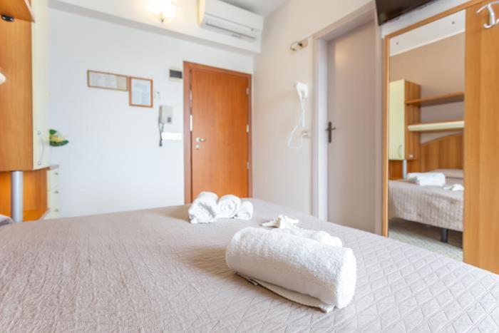 Double Room with Sea View image 3