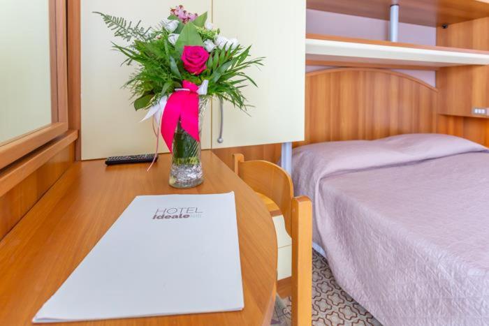 Double Room with Sea View image 4