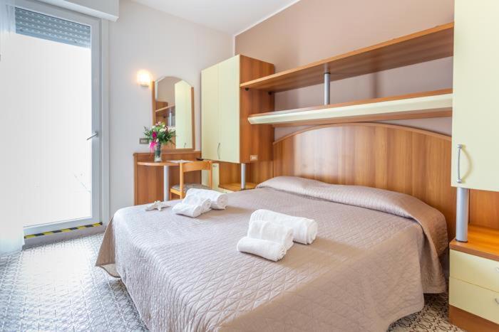 Double Room with Sea View image 1