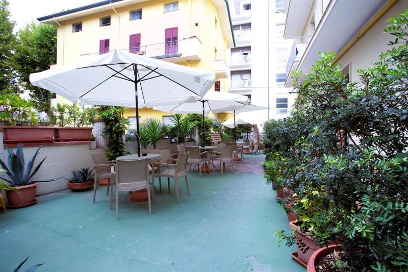 Double or Twin Room with Garden View image 2