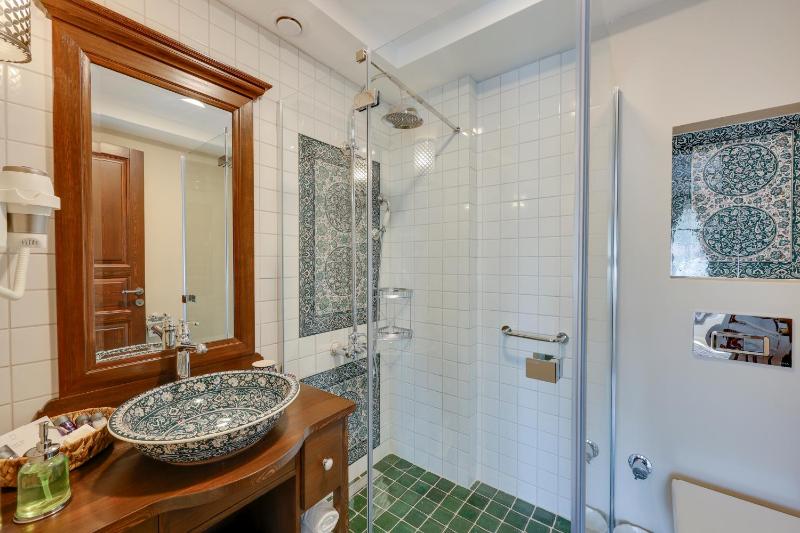 Deluxe Double or Twin Room image 3