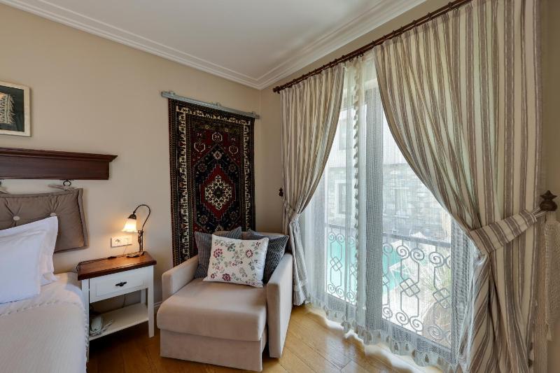 Deluxe Double or Twin Room with Pool View image 3